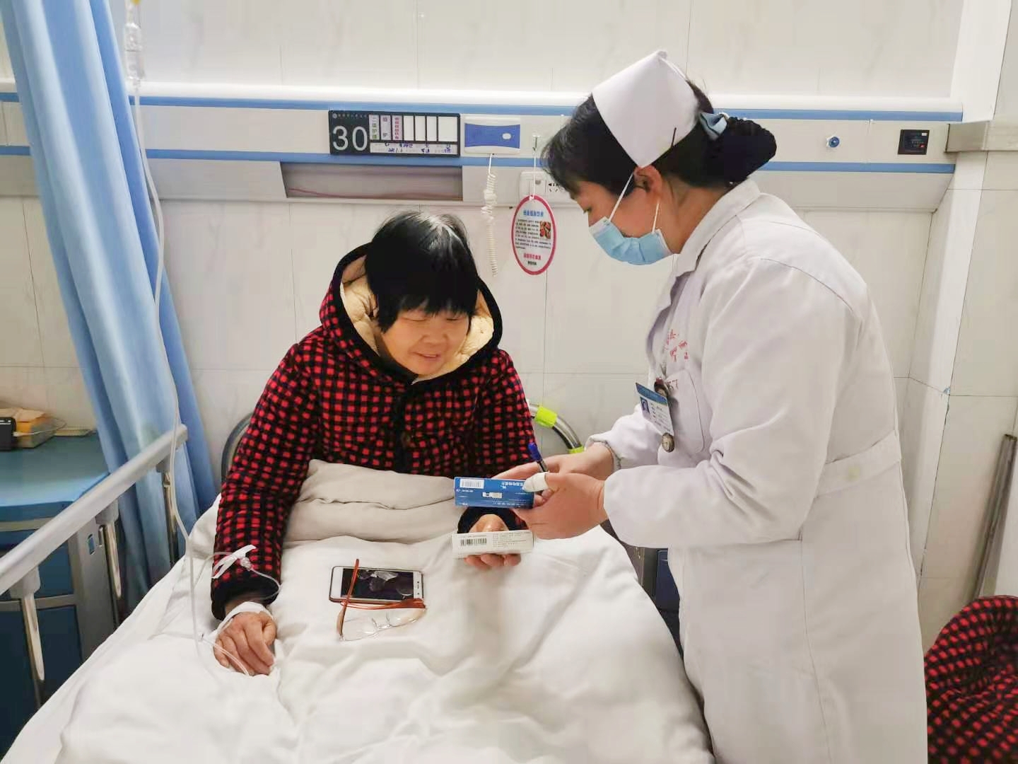 护士正在对黄阿姨进行用药宣教和指导